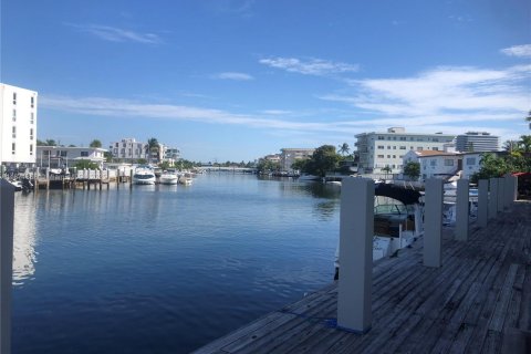 Condo in Miami Beach, Florida, 2 bedrooms  № 1920081 - photo 14