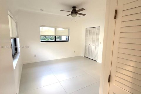 Снять в аренду виллу или дом в Майами, Флорида 1 спальня, 62.43м2, № 1965910 - фото 6