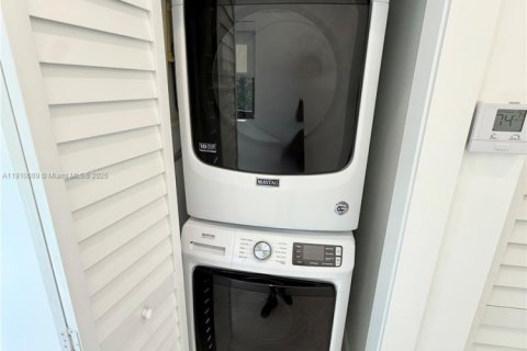 Снять в аренду виллу или дом в Майами, Флорида 1 спальня, 62.43м2, № 1965910 - фото 5