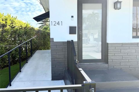 Снять в аренду виллу или дом в Майами, Флорида 1 спальня, 62.43м2, № 1965910 - фото 1