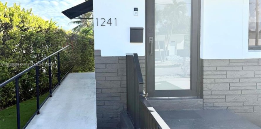 Дом в Майами, Флорида 1 спальня, 62.43м2 № 1965910