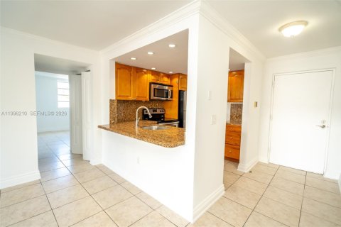 Copropriété à vendre à North Miami Beach, Floride: 2 chambres, 86.21 m2 № 2058378 - photo 9