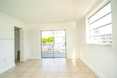 Copropriété à vendre à North Miami Beach, Floride: 2 chambres, 86.21 m2 № 2058378 - photo 13