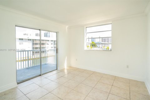 Copropriété à vendre à North Miami Beach, Floride: 2 chambres, 86.21 m2 № 2058378 - photo 16