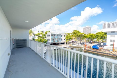 Copropriété à vendre à North Miami Beach, Floride: 2 chambres, 86.21 m2 № 2058378 - photo 2