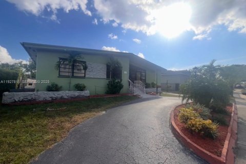 Купить виллу или дом в Майами, Флорида 4 спальни, 167.87м2, № 1987143 - фото 1