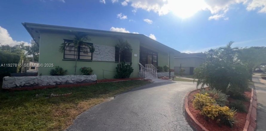 Дом в Майами, Флорида 4 спальни, 167.87м2 № 1987143