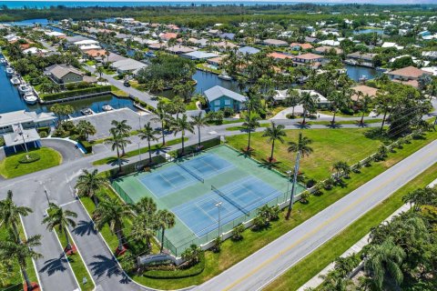 House in Hobe Sound, Florida 3 bedrooms, 331.1 sq.m. № 1154349 - photo 1