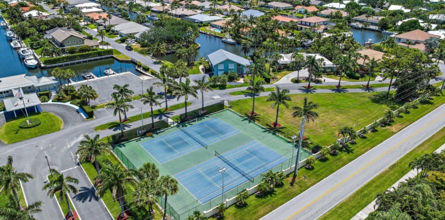 House in Hobe Sound, Florida 3 bedrooms, 331.1 sq.m. № 1154349