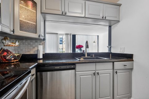 Condo in Hallandale Beach, Florida, 2 bedrooms  № 2253129 - photo 15