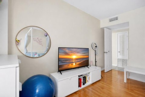 Condo in Hallandale Beach, Florida, 2 bedrooms  № 2253129 - photo 24