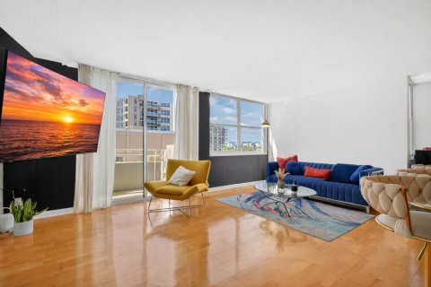 Condo in Hallandale Beach, Florida, 2 bedrooms  № 2253129 - photo 7