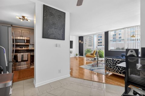 Condo in Hallandale Beach, Florida, 2 bedrooms  № 2253129 - photo 11