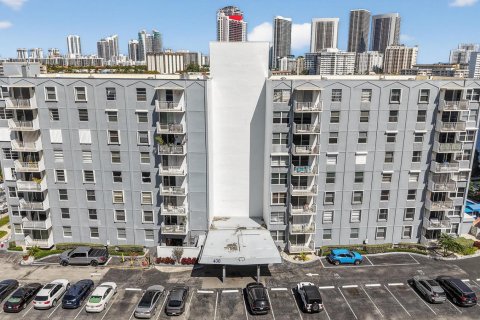 Condo in Hallandale Beach, Florida, 2 bedrooms  № 2253129 - photo 29
