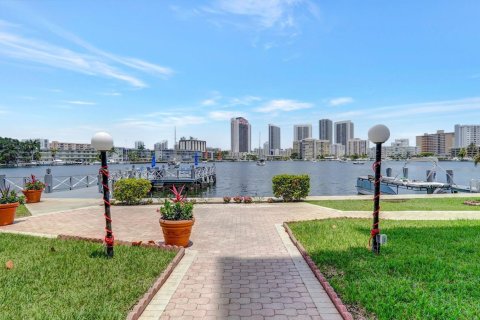 Condo in Hallandale Beach, Florida, 2 bedrooms  № 2253129 - photo 30