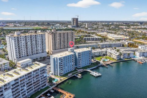 Condo in Hallandale Beach, Florida, 2 bedrooms № 2253129