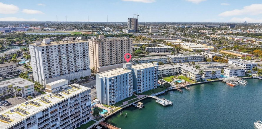 Condo in Hallandale Beach, Florida, 2 bedrooms  № 2253129