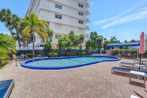 Condo in Hallandale Beach, Florida, 2 bedrooms  № 2253129 - photo 4