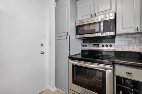 Condo in Hallandale Beach, Florida, 2 bedrooms  № 2253129 - photo 16