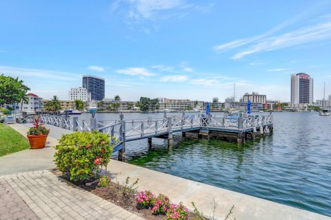 Condo in Hallandale Beach, Florida, 2 bedrooms  № 2253129 - photo 2