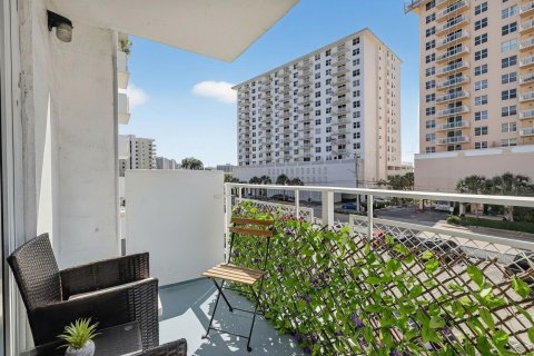 Condo in Hallandale Beach, Florida, 2 bedrooms  № 2253129 - photo 12