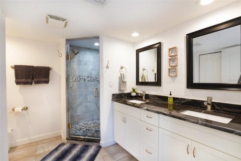 Condo in Indian Shores, Florida, 2 bedrooms  № 1832102 - photo 21