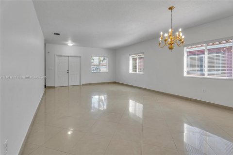 House in Florida City, Florida 4 bedrooms, 177.63 sq.m. № 1924546 - photo 5