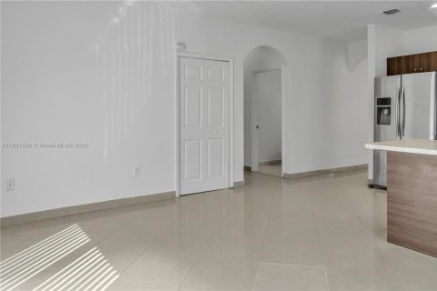 House in Florida City, Florida 4 bedrooms, 177.63 sq.m. № 1924546 - photo 8