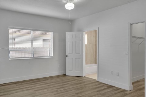 House in Florida City, Florida 4 bedrooms, 177.63 sq.m. № 1924546 - photo 10