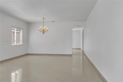House in Florida City, Florida 4 bedrooms, 177.63 sq.m. № 1924546 - photo 6