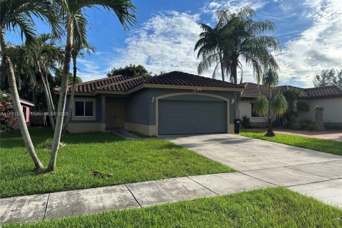 House in Florida City, Florida 4 bedrooms, 177.63 sq.m. № 1924546 - photo 1
