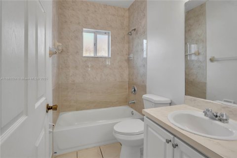 House in Florida City, Florida 4 bedrooms, 177.63 sq.m. № 1924546 - photo 16