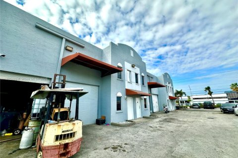 Commercial property in Opa-locka, Florida № 1731676 - photo 1