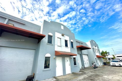 Commercial property in Opa-locka, Florida № 1731676 - photo 11