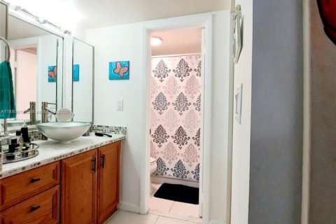 Купить кондоминиум в Пемброк-Пайнс, Флорида 2 спальни, 79.15м2, № 2042939 - фото 28