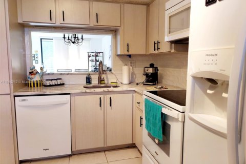 Купить кондоминиум в Пемброк-Пайнс, Флорида 2 спальни, 79.15м2, № 2042939 - фото 15