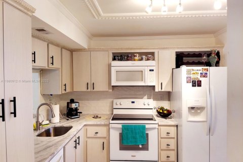 Купить кондоминиум в Пемброк-Пайнс, Флорида 2 спальни, 79.15м2, № 2042939 - фото 9