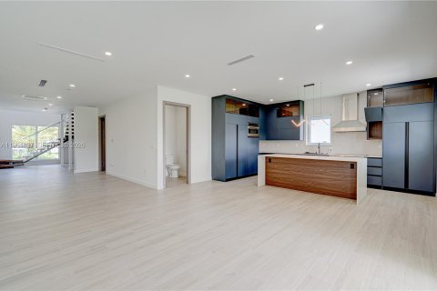 Adosado en venta en Miami, Florida, 4 dormitorios, 338.16 m2 № 2025556 - foto 4