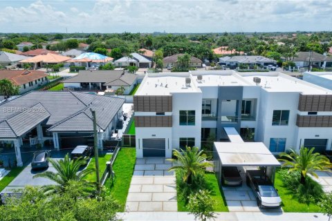 Adosado en venta en Miami, Florida, 4 dormitorios, 338.16 m2 № 2025556 - foto 2