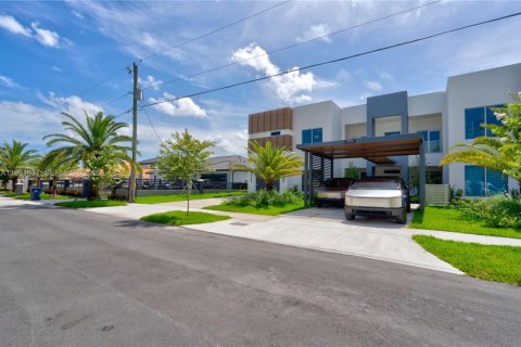 Adosado en Miami, Florida 4 dormitorios, 338.16 m2 № 2025556