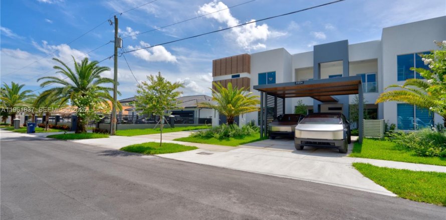 Adosado en Miami, Florida 4 dormitorios, 338.16 m2 № 2025556
