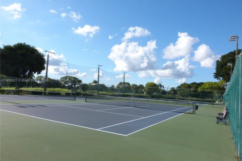 Condo in Pembroke Pines, Florida, 2 bedrooms  № 1956033 - photo 15