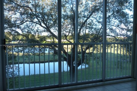Condo in Pembroke Pines, Florida, 2 bedrooms  № 1956033 - photo 13