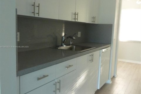 Condo in Pembroke Pines, Florida, 2 bedrooms  № 1956033 - photo 6