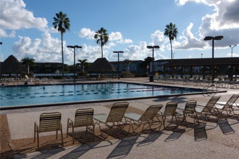 Condo in Pembroke Pines, Florida, 2 bedrooms  № 1956033 - photo 20