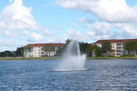 Condo in Pembroke Pines, Florida, 2 bedrooms  № 1956033 - photo 16