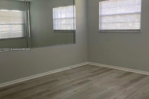 Condo in Pembroke Pines, Florida, 2 bedrooms  № 1956033 - photo 8