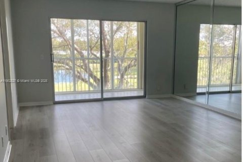 Condo in Pembroke Pines, Florida, 2 bedrooms  № 1956033 - photo 3