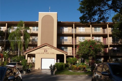 Condo in Pembroke Pines, Florida, 2 bedrooms  № 1956033 - photo 1