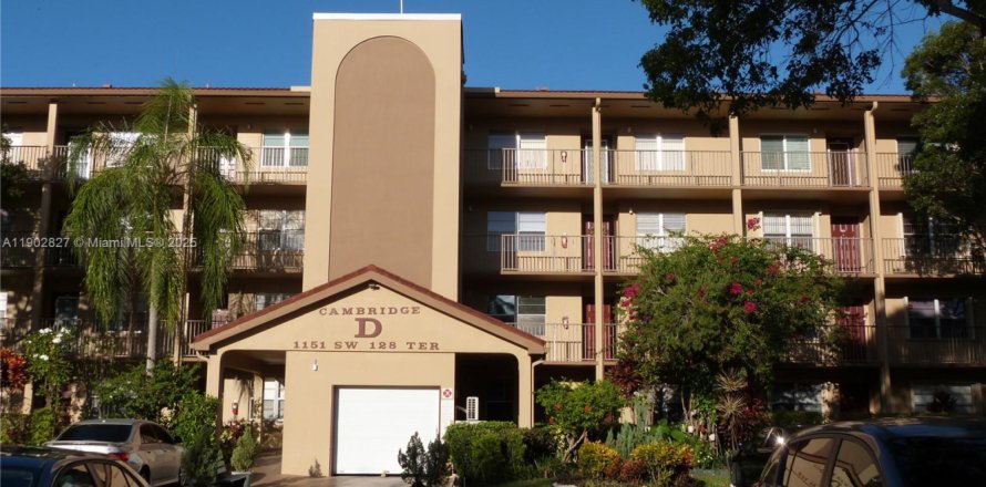 Condo in Pembroke Pines, Florida, 2 bedrooms № 1956033